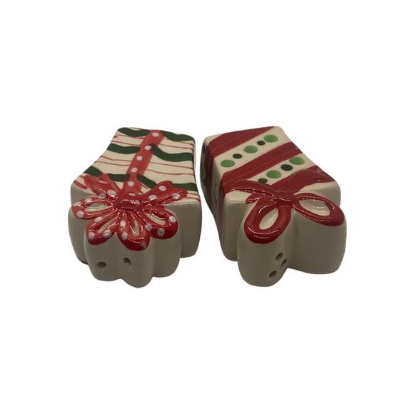 Kirklands Ceramic Wrapped Presents Christmas Gift Salt Pepper Shaker Set NIB - Picture 8 of 8